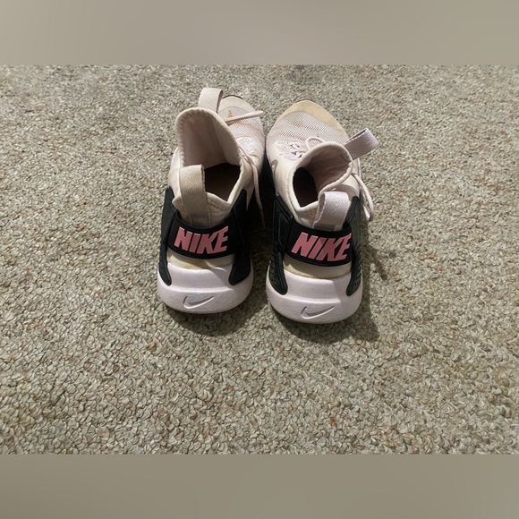 NIKE Huaraches size 5y (7w) - Picture 3 of 4